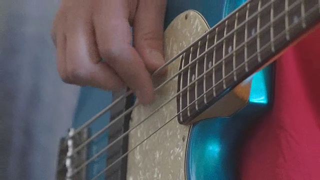 弹奏低音吉他的男人