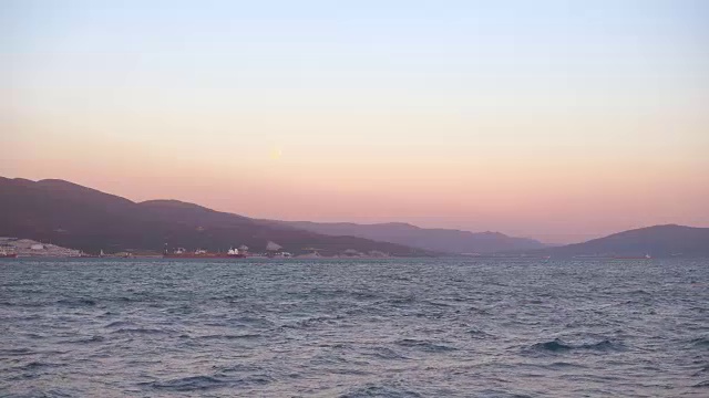 壮丽的日落越过山脉和大海。