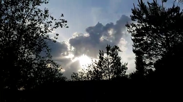 戏剧性的云的时间间隔为4k