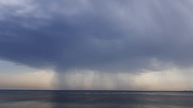 雨在河。河上有美丽的雷云