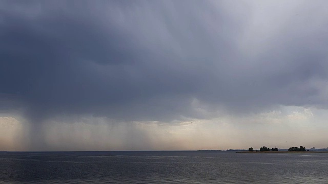 雨在河。河上有美丽的雷云