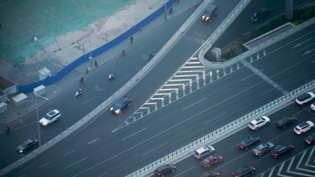 北京，中国- 2018年5月9日:北京街头交通，汽车和道路，Ariel拍摄