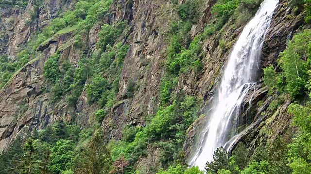 山瀑布风景