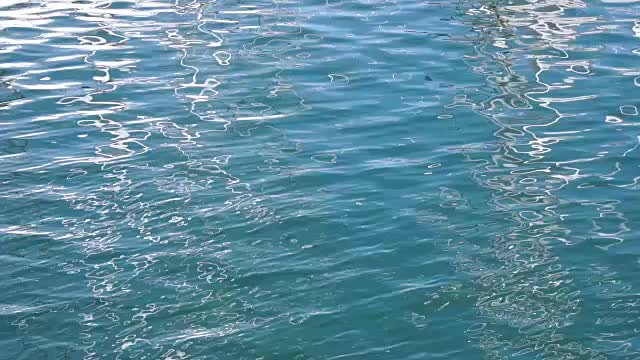 有反射的水面
