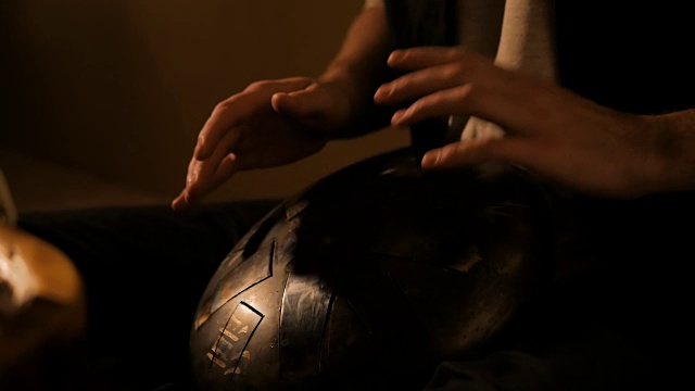 男子打吊鼓