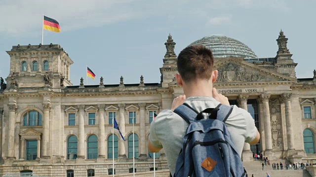 一个年轻的游客在柏林拍摄联邦议院的建筑。欧洲和德国的旅游概念