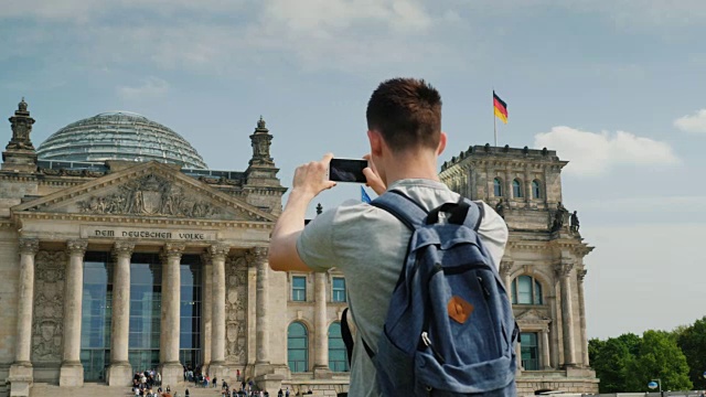 这名少年正在拍摄柏林市中心的联邦议院大楼。德国旅游概念