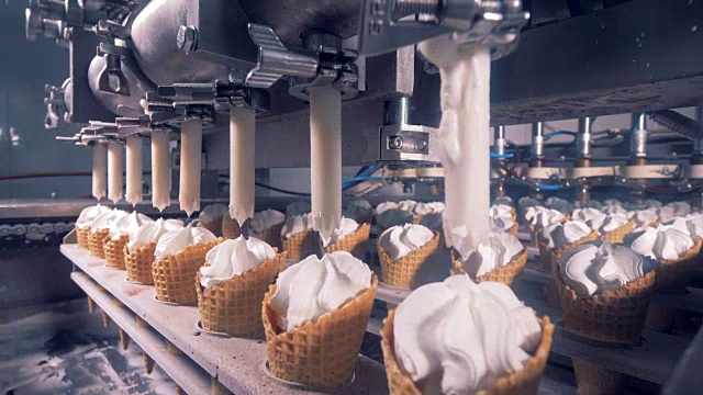 一排排的华夫蛋筒被冰淇淋的物质填满了