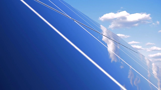 許多工作的太陽能電池板，近距離看。太陽能電池放置在屋頂上，以獲得陽光。