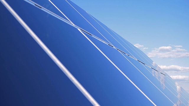 外面有巨大的太陽能電池板。太陽能電池模塊在屋頂上工作。