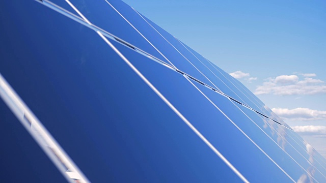 詳情圖-外面有巨大的太陽能電池板。太陽能電池模塊在屋頂上工作。