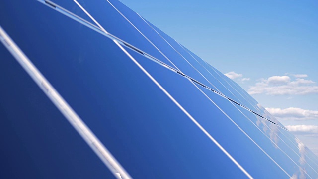 詳情圖-外面有巨大的太陽能電池板。太陽能電池模塊在屋頂上工作。