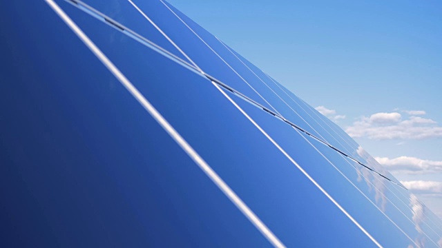 詳情圖-外面有巨大的太陽能電池板。太陽能電池模塊在屋頂上工作。