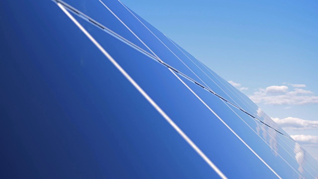 詳情圖-外面有巨大的太陽能電池板。太陽能電池模塊在屋頂上工作。