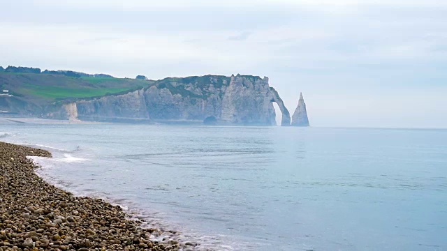 岩石峭壁和大海