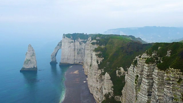 岩石峭壁和大海