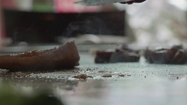 铁板烧师傅烹饪虾的慢动作镜头
