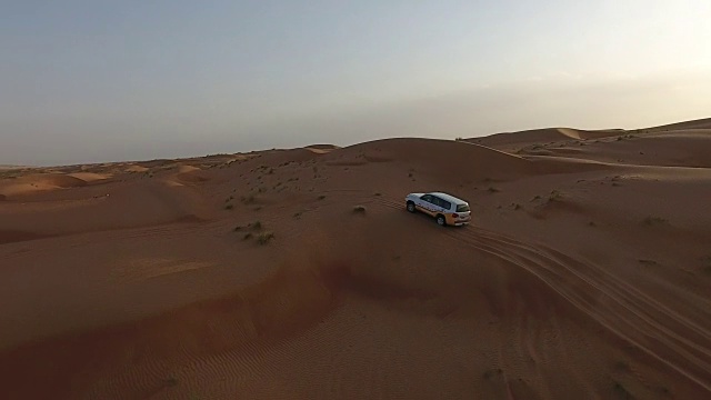 在瓦希巴沙漠的沙丘上驾驶4x4