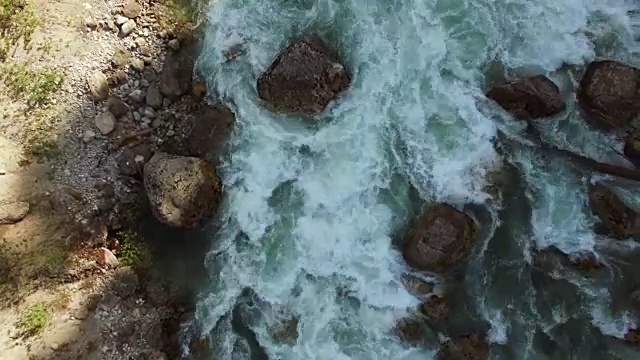 从上面看水流，河里有很大的石头