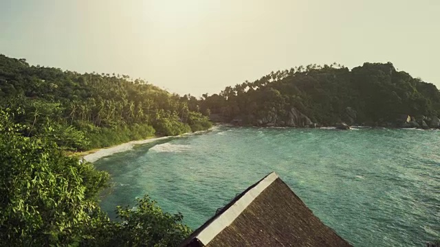 航拍美丽的海湾与大的海浪和茂盛的丛林山丘在岸边。