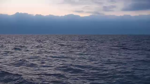 北海冰冷刺骨的海水，船只在远方。