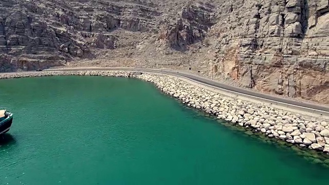 阿曼美丽地区的船只和汽车鸟瞰图