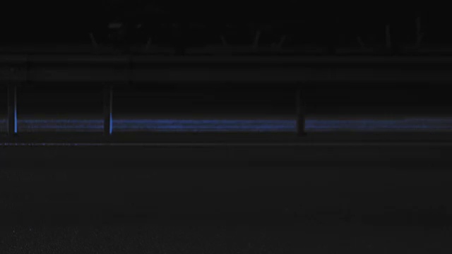 超快车灯。模糊的夜动时间流逝。现代城市景观-街道道路交通。超速的城市运动。