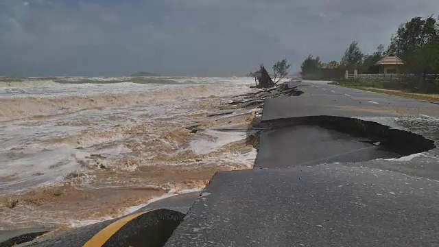 一场暴风雨引起的海浪袭击并摧毁了一条铺好的道路