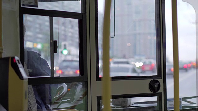 查看有女性司机的巴士舱和道路交通
