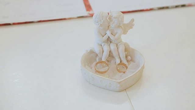 结婚戒指放在桌子上，小猫互相给对方