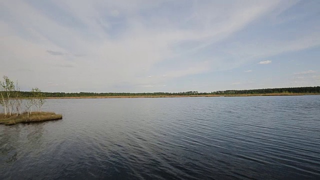 湖岸映衬着蓝天