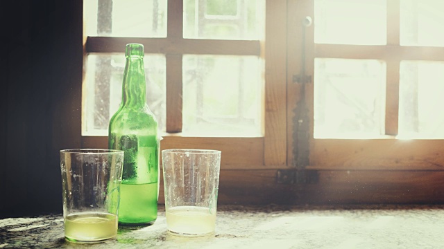 一个阳光明媚的日子里，一瓶苹果酒和两玻璃杯的4K静物镜头