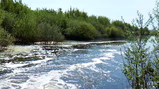 用泡沫煮沸废水