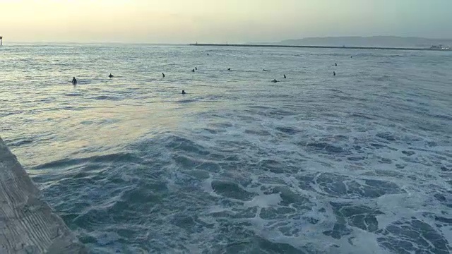 冲浪者在等待大海中的巨浪