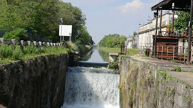 连接米兰市和意大利帕维亚的Naviglio Pavese运河的水闸上瀑布的实时画面