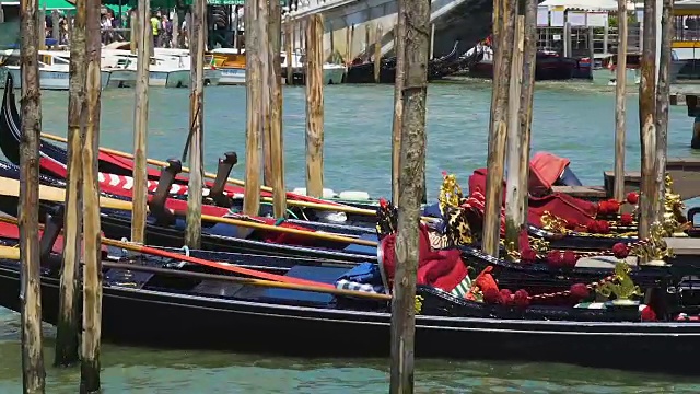 装饰华丽的贡多拉在码头摇曳，水上出租车在威尼斯成为旅游景点