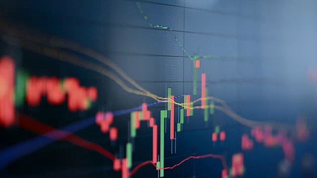 商人在办公室用数字平板电脑和笔记本电脑分析股市
