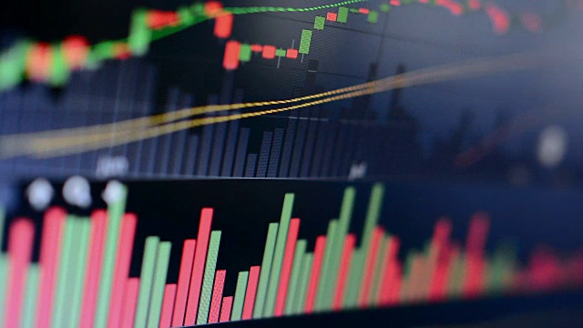 商人在办公室用数字平板电脑和笔记本电脑分析股市