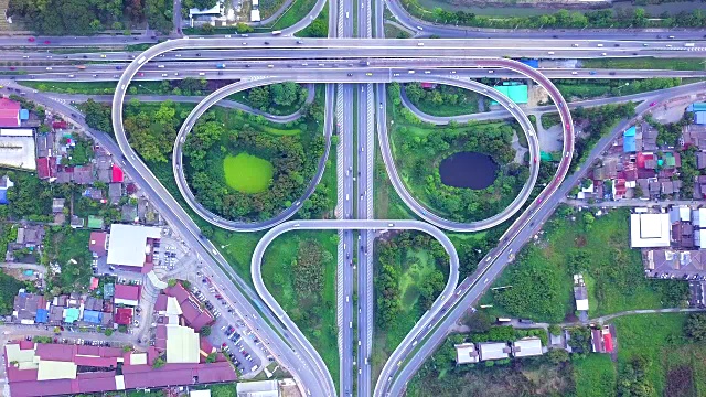 详情图-高速公路十字路口的交通轨迹