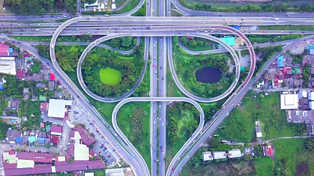 详情图-高速公路十字路口的交通轨迹