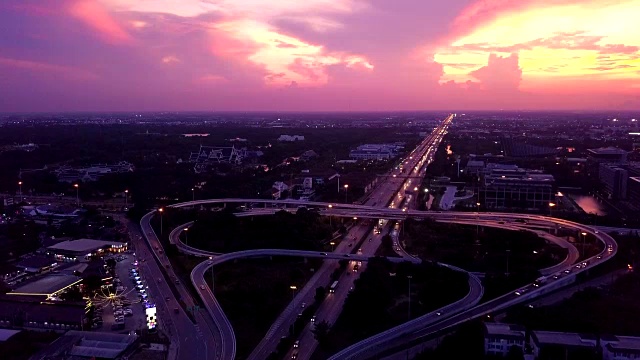 高速公路十字路口的交通轨迹