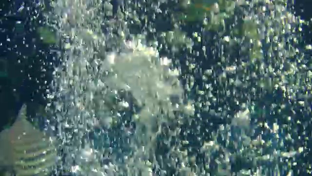 气泡在水下，海洋或水族馆浮在水面上