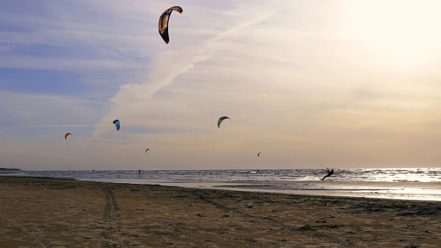 kiteboarding日落时