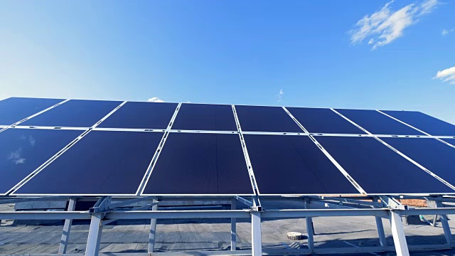 屋頂上有許多太陽能板。大型太陽能板收集陽光并將其轉化為能量。