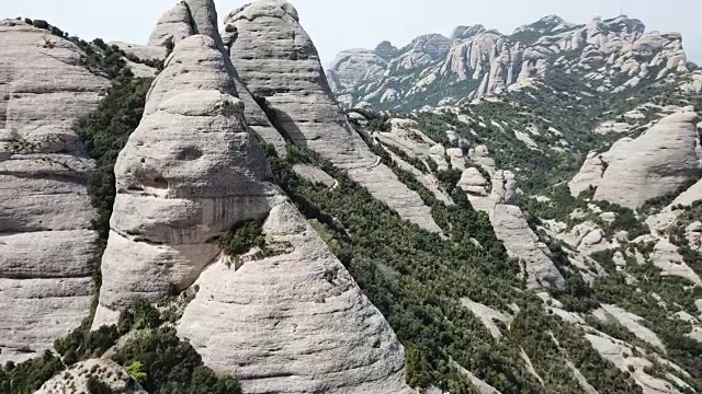 从无人机在蒙特塞拉特-多峰岩石范围