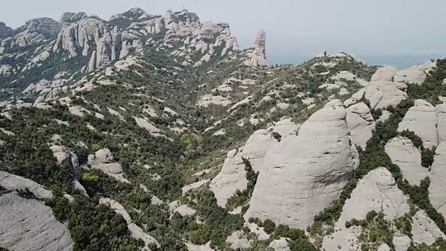 从无人机在蒙特塞拉特-多峰岩石范围