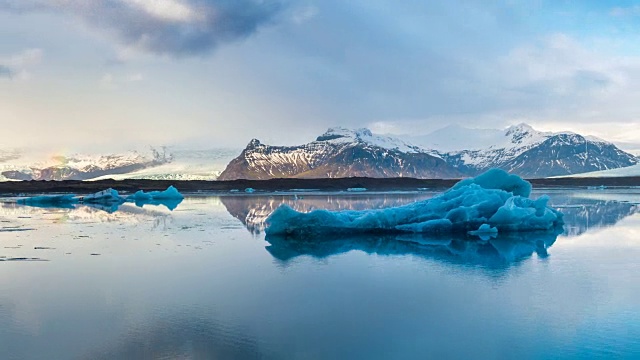 冰岛Jokulsarlon冰湖冰山的时间流逝。