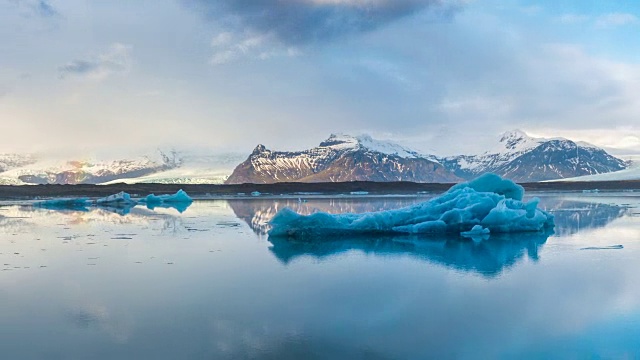 詳情圖-冰島Jokulsarlon冰湖冰山的時間流逝。