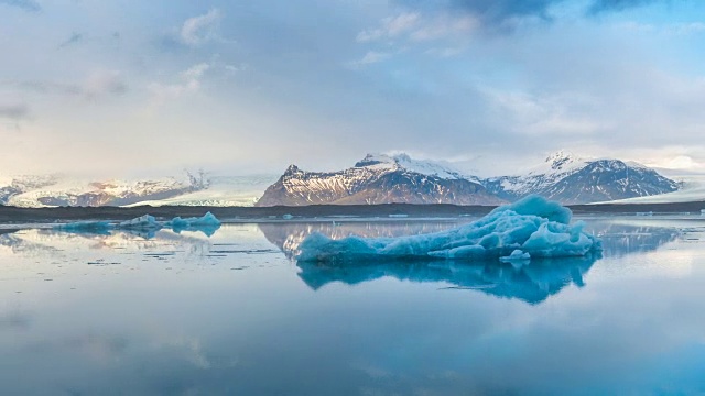 詳情圖-冰島Jokulsarlon冰湖冰山的時間流逝。