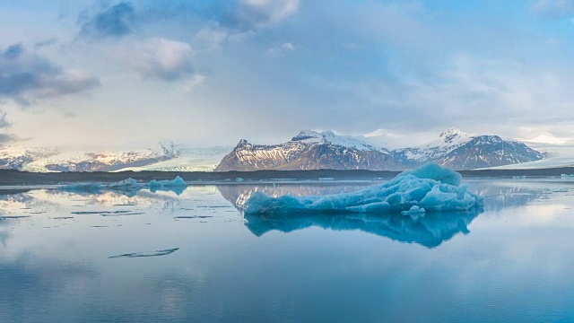 詳情圖-冰島Jokulsarlon冰湖冰山的時間流逝。